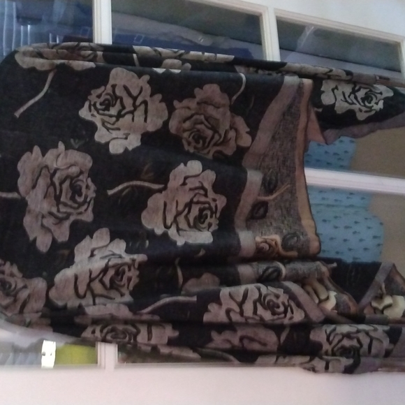 Kokomo Women's NWT shawl beautiful!  One size fits all. - Picture 2 of 12